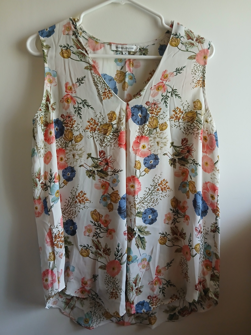 Rose & Olive White Floral Sleeveless V-Neck Blouse